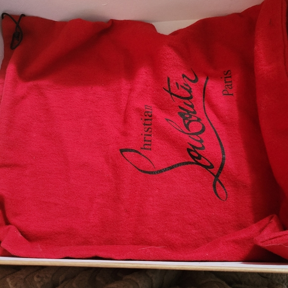 Christian Louboutin - Picture 4 of 6